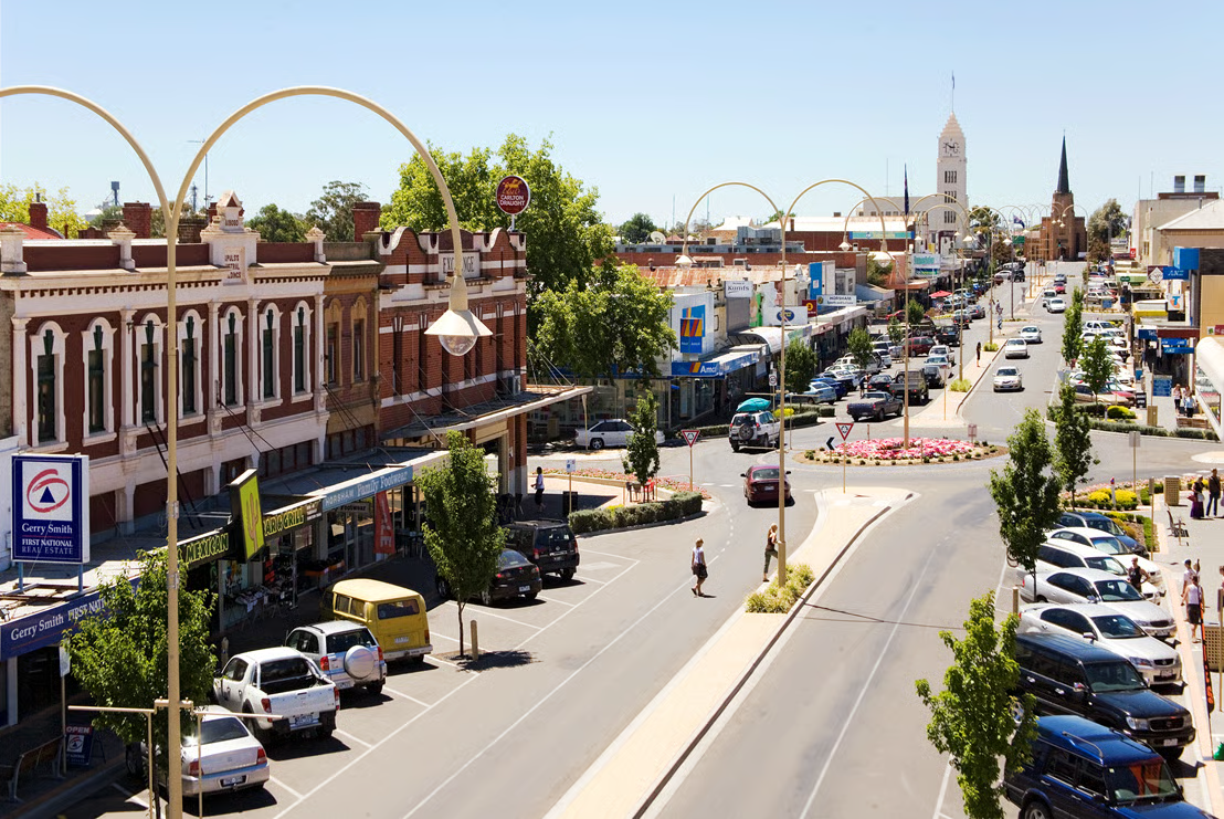 Ararat city centre with historic buildings and streetscape.